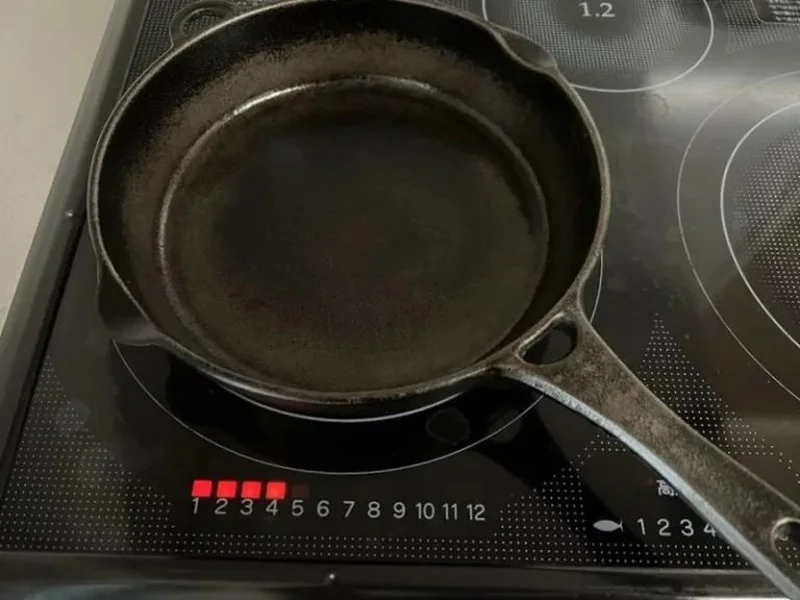 IHコンロで鉄スキレットを空焼きしている様子