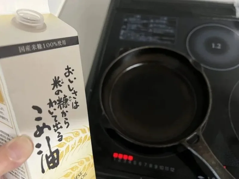こめ油のパッケージと鉄フライパン