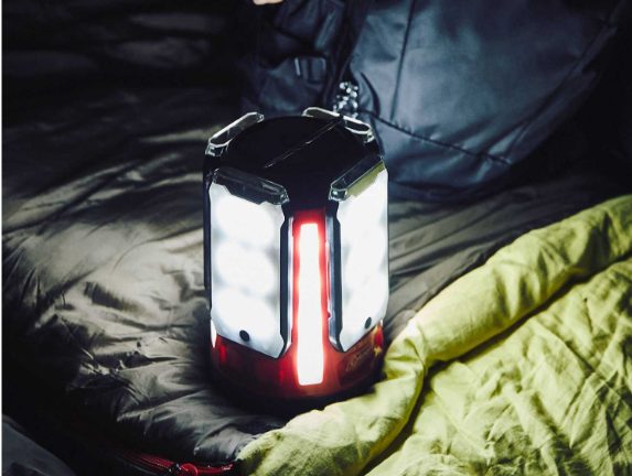 コールマンのマルチパネルランタンが夜の寝袋を照らす