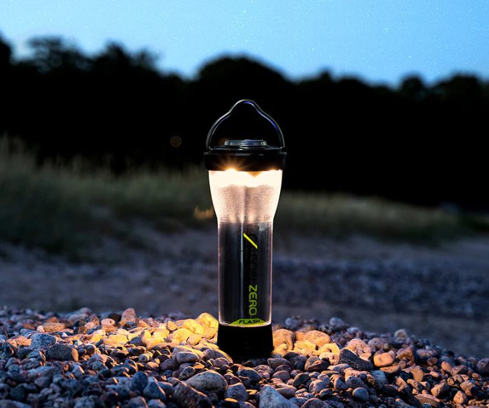 砂利の上に置かれたゴールゼロのLEDランタンが夜を照らす