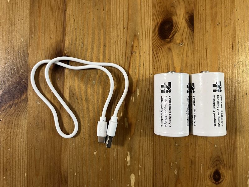 LEDランタン用の乾電池とUSBケーブル
