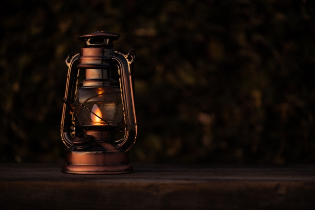 夕暮れのキャンプサイトに映える銅色のランタン