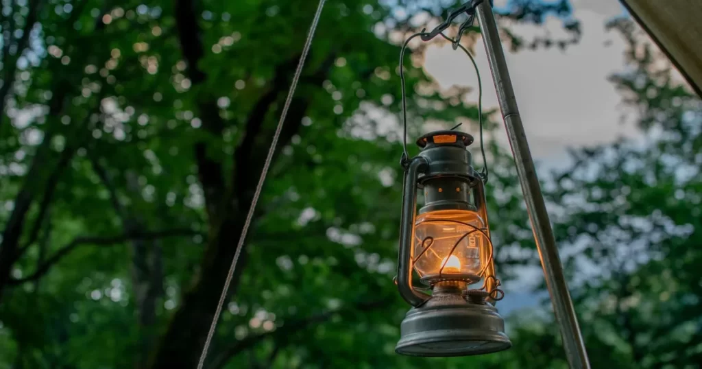 キャンプサイトのポールに吊るされたランタン｜ファミリーキャンプの夜を照らす