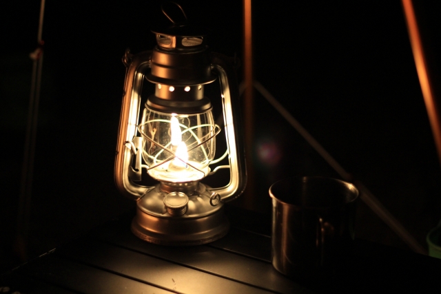 夜のキャンプテーブルに置かれたランタン
