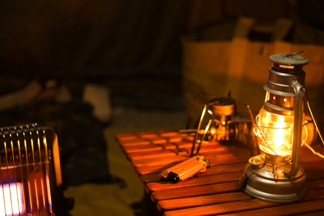 オイルランタンが照らすあたたかいキャンプテーブル