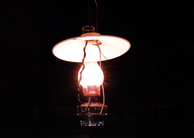 白いシェード付きの吊り下げランタン