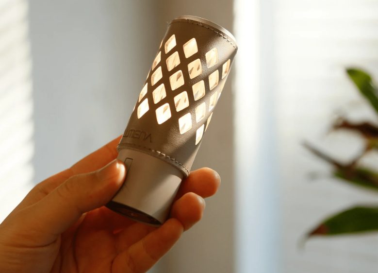 手のひらサイズのルーメナーM3ランタンが柔らかく光る