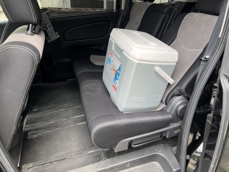 コールマン エクストリームクーラー28QTを車の後部座席に置いたサイズ感