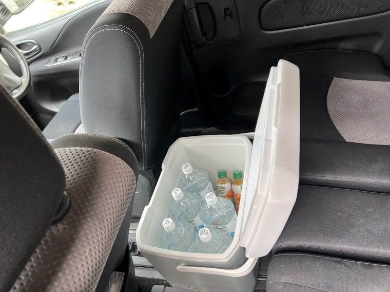 コールマン エクストリームクーラー28QTを車の後部座席足元に置いたサイズ感